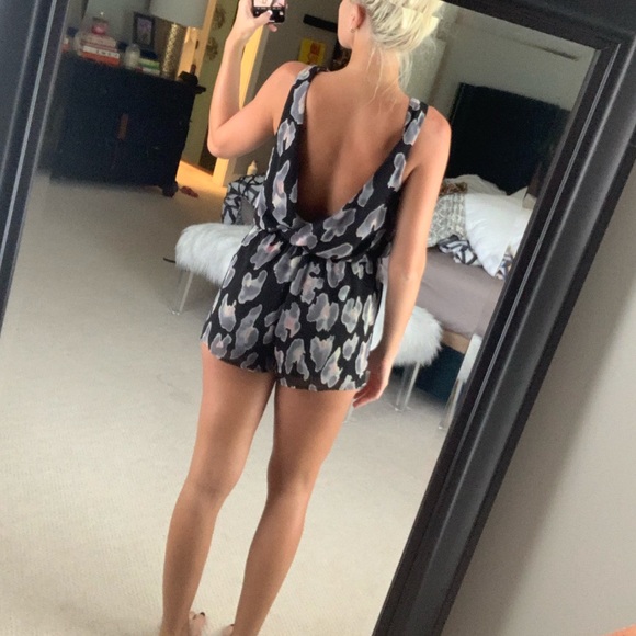 Adorable cheetah print romper - Picture 3 of 5